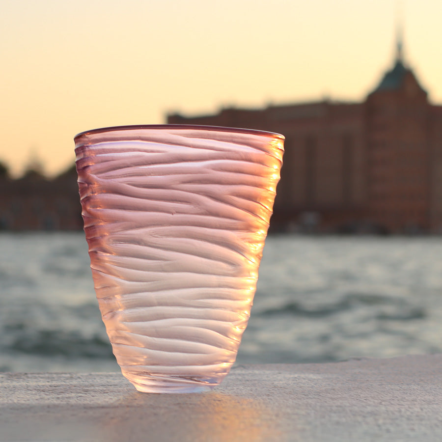 Vaso Sfumato Ametista Cristallo Onde, dettaglio della superficie incisa a mano